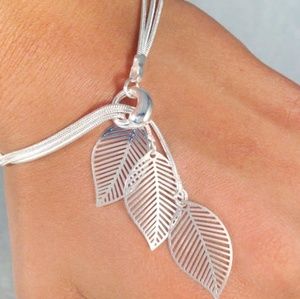 Silver toggle leaf bracelet